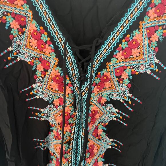 Andree by Unit Faux Poncho Top w/ Embroidered Neckline Women's Size Small - Picture 5 of 8